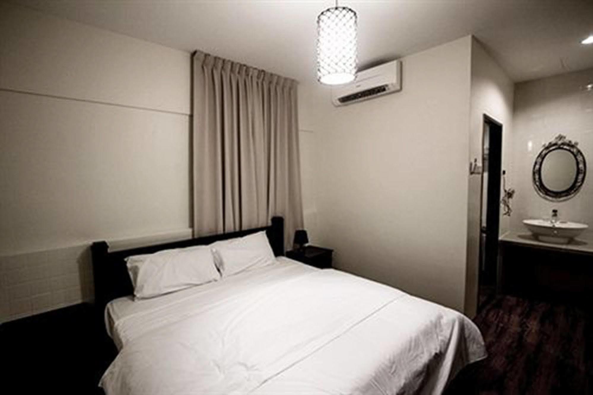 Hotel 8 Boutique By The Sea Tanjung Tokong Exterior foto