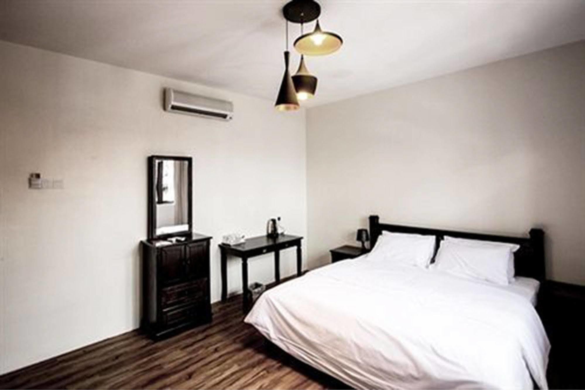 Hotel 8 Boutique By The Sea Tanjung Tokong Exterior foto