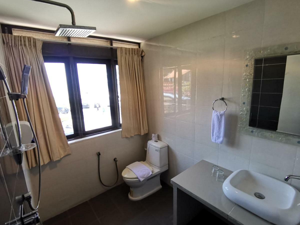 Hotel 8 Boutique By The Sea Tanjung Tokong Exterior foto